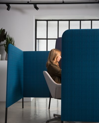 Arbeitsplatz mit blauen Paravents.