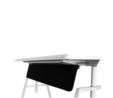 Schwarze Knieblende an einem weißen Schreibtisch. 