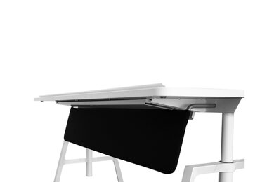 Schwarze Knieblende an einem weißen Schreibtisch. 