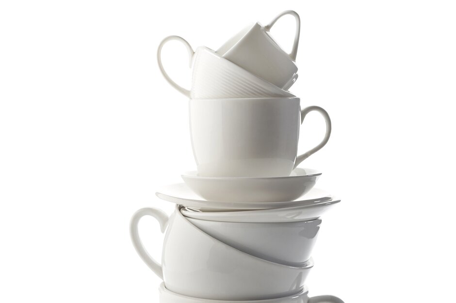 Sechs gestapelte Kaffeetassen.  | © Shutterstock