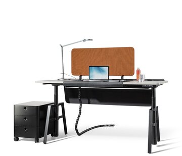 Schwarzer Schreibtisch mit orangem Screen.