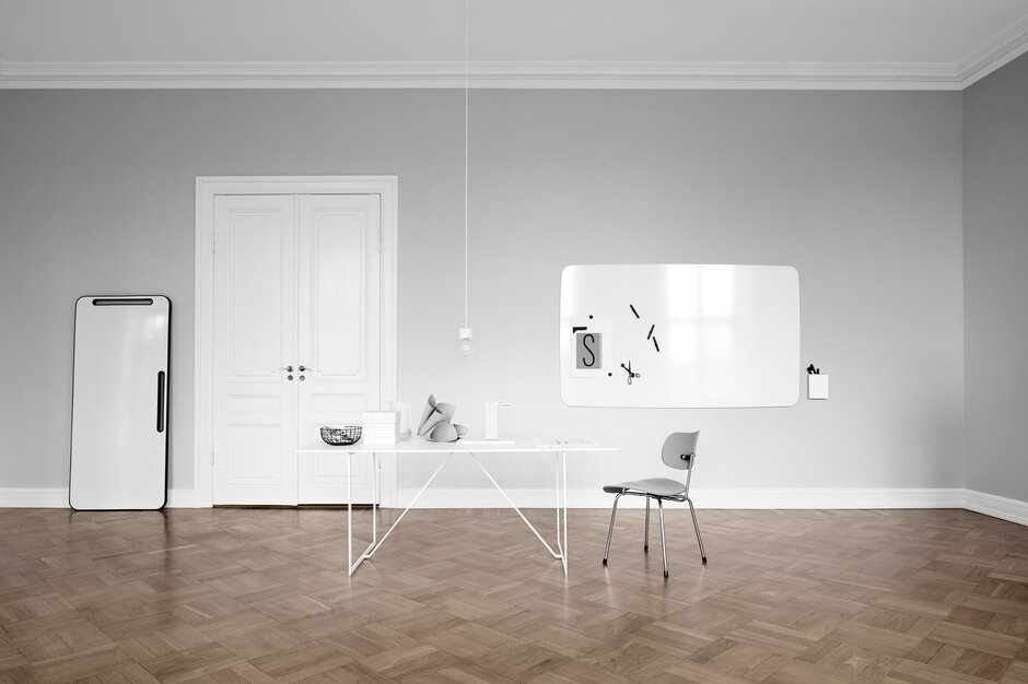 Air flow whiteboard Room with two whiteboards, a table and a chair.