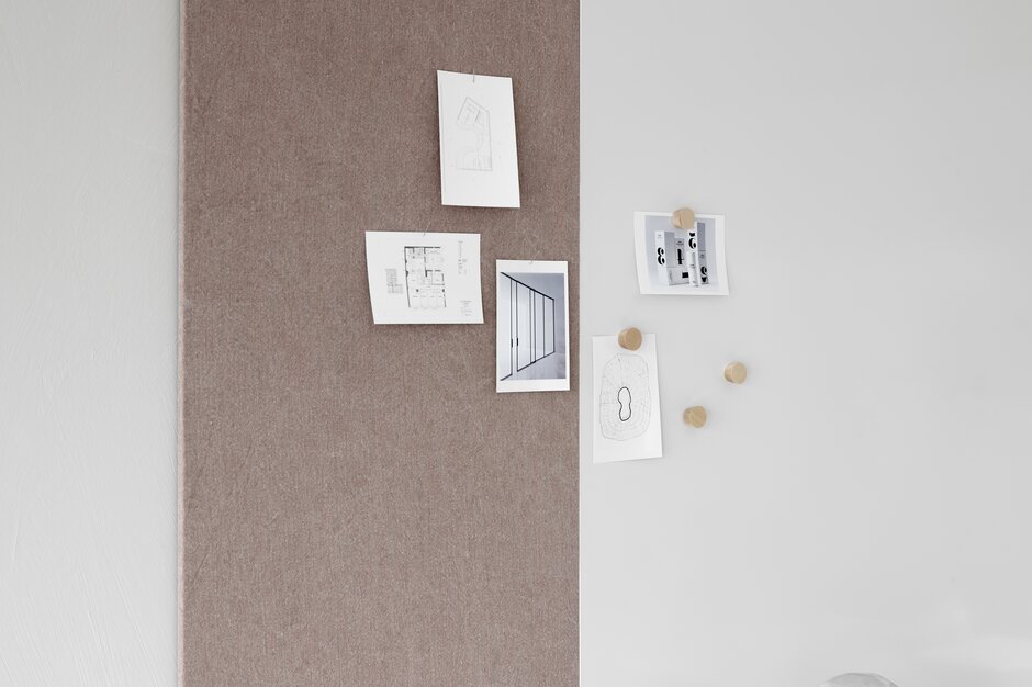 Air textile Whiteboard Whiteboard mit angepinnten Bildern.