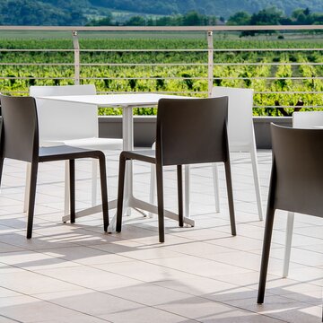 Terrasse mit Outdoortischen- und stühlen.