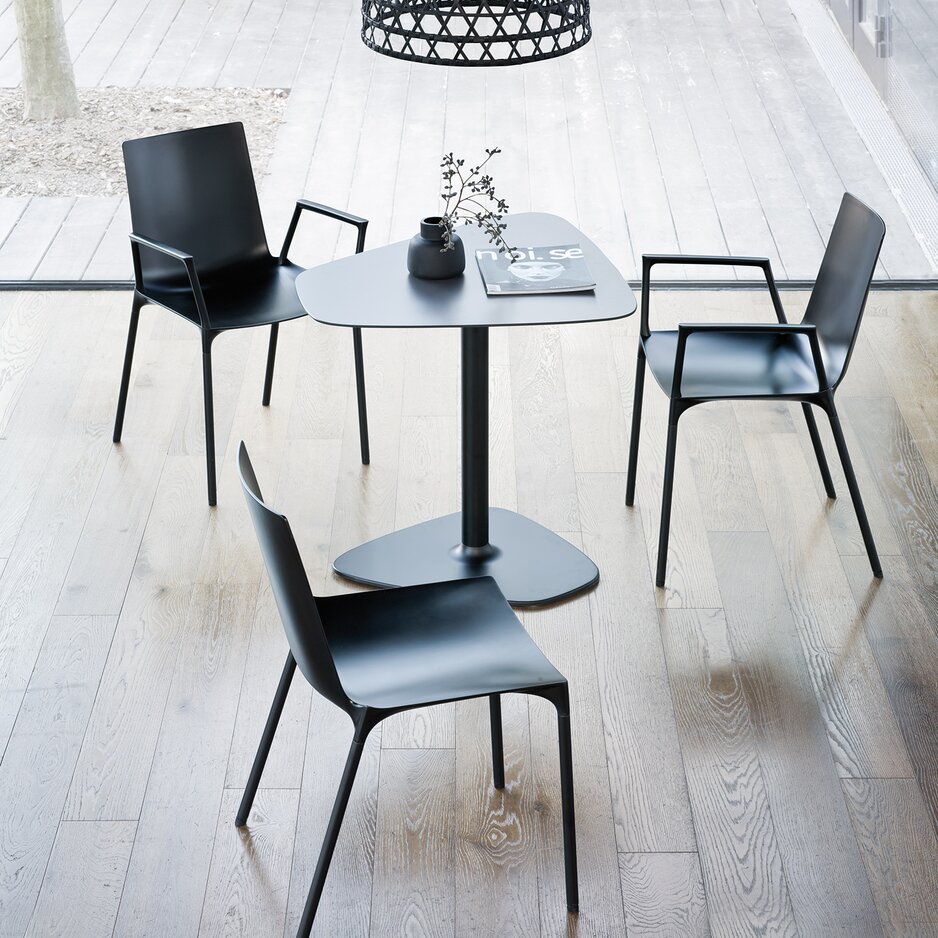 Schwarze Stühle mit einem schwarzen Tisch von oben fotografiert. 