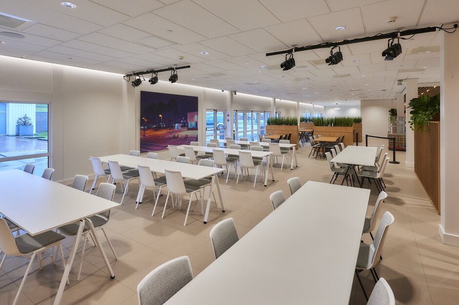 cantine moderne avec tables et chaises blanches | © Michel Campfens