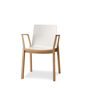 stapelbare houten stoel met armleuningen en witte zitschaal, perspectiefweergave
