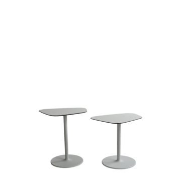 twee tafels op kolompoot met asymmetrisch blad