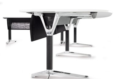 vue latérale d’une table de conférence avec câblage invisibile