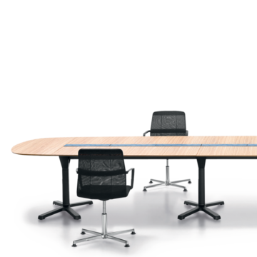 Konferenztisch mit schwarzen Konferenzstühlen.