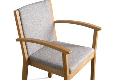 Holzstuhl mit grau gepolstertem Sitz und Rücken.