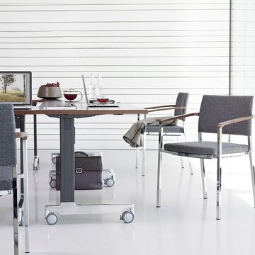 chaises de conférence avec revêtement tissu gris à une table pliante sur roulettes