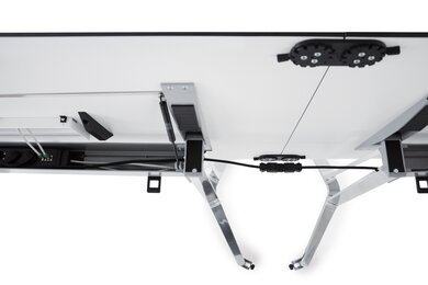onderzijde van twee tafels met onzichtbare kabelgeleiding