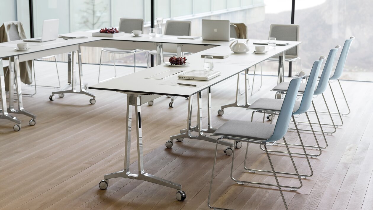 découpe d'une configuration de tables de réunion en forme U avec des chaises traîneau