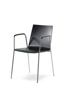 chaise à 4 pieds avec coque d'assise en bois et accoudoirs sur fond transparent