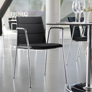 découpe d'un bistro avec chaises noires avec accoudoirs et tables