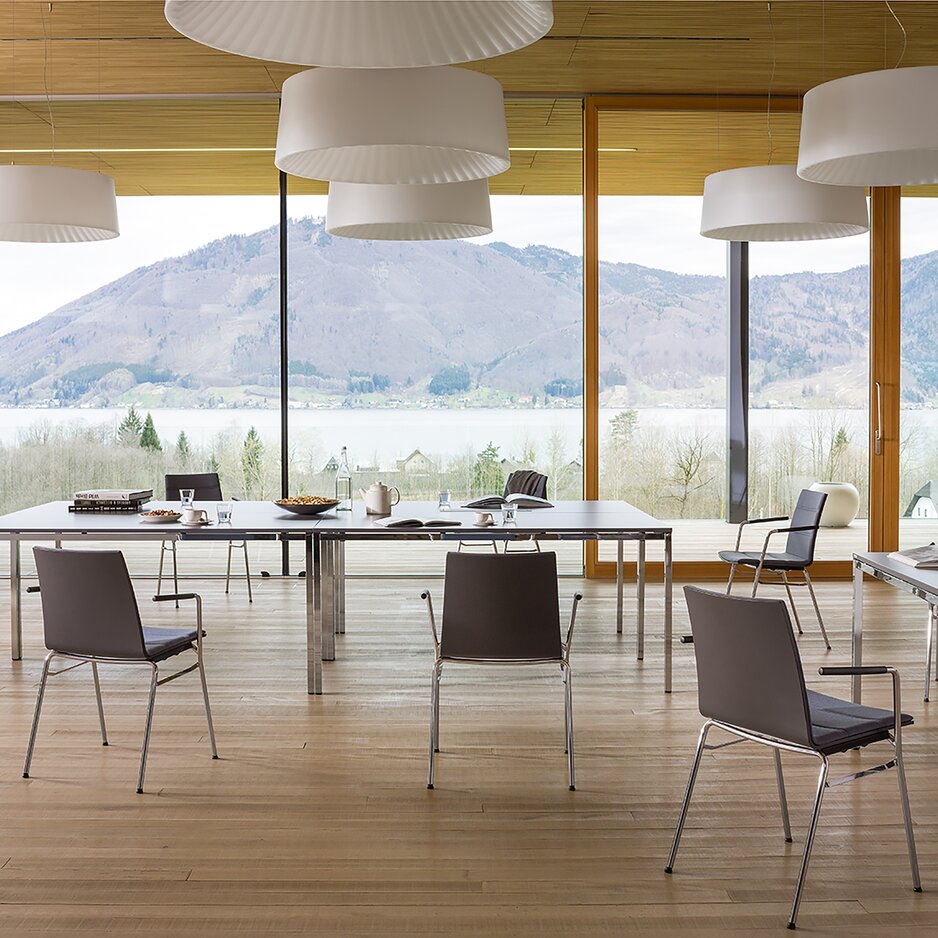 salle de réunion avec chaises noires et tables noires