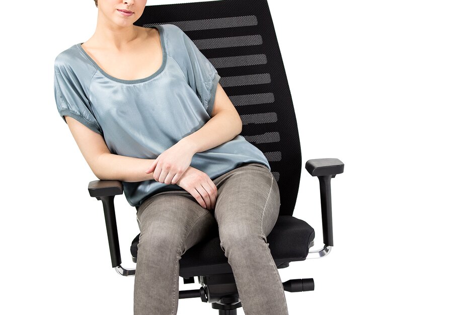 wh12 Bürostuhl Frau sitzt auf schwarzem Bürostuhl.