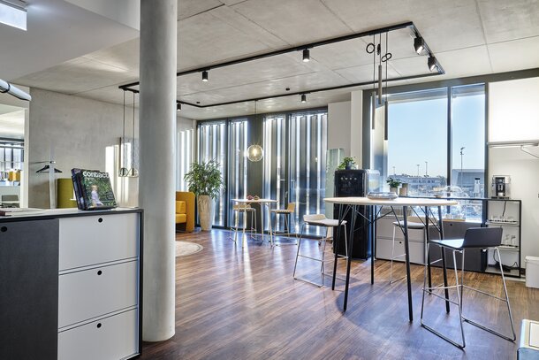 Showroom Graz Room with high tables and barstools.
