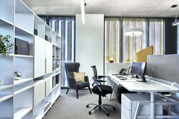 Showroom Graz Workplace with a open cabinet system.