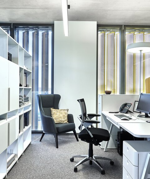 Showroom Graz Workplace with a open cabinet system.