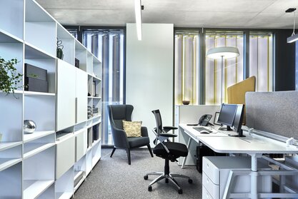 Showroom Graz Workplace with a open cabinet system.