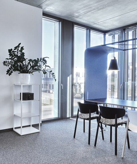 Showroom Graz Meeting area with three chairs.
