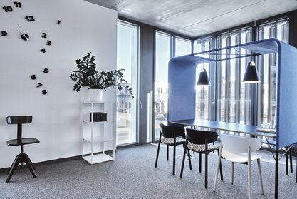Showroom Graz Meeting area with three chairs.