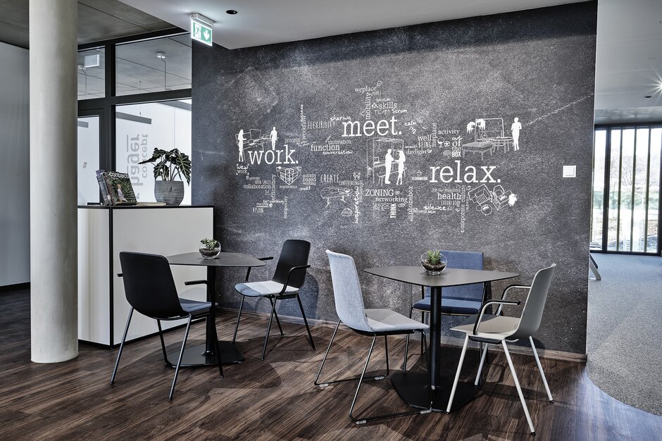 Showroom Graz Working Café with a black wallpaper
