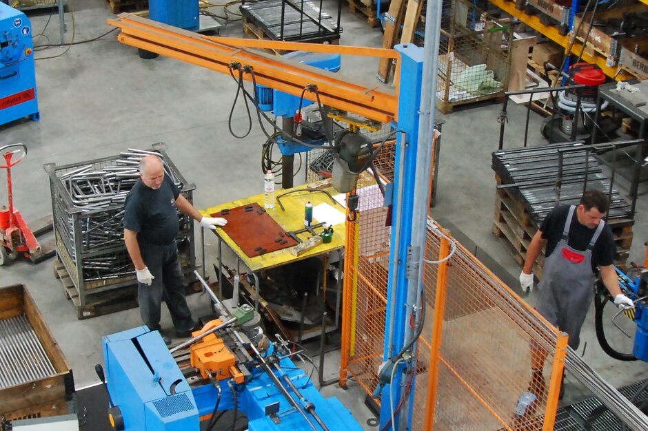 CNC Metallfertigung Produktionshalle mit CNC-Maschinen.
