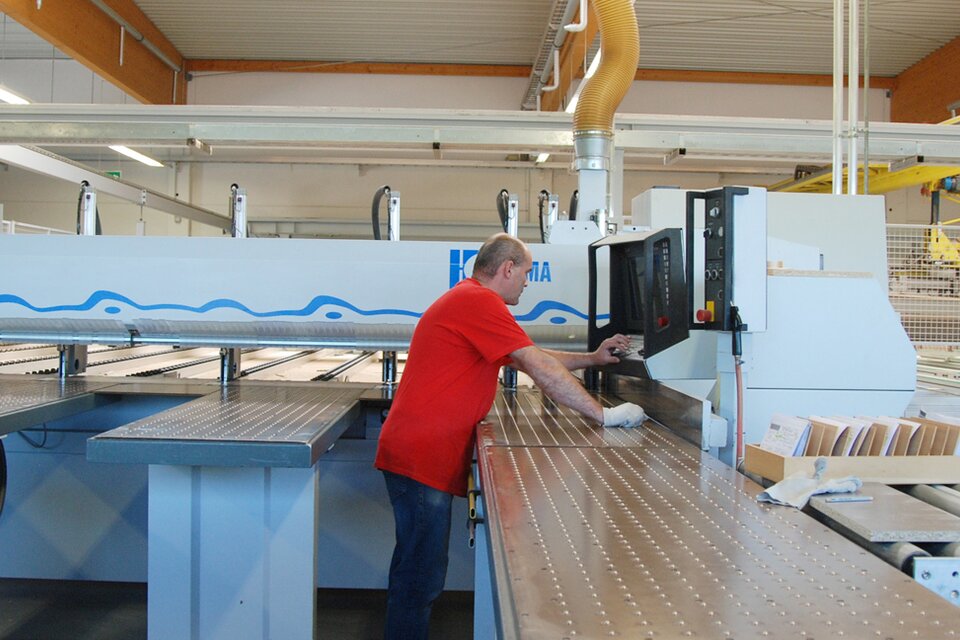 CNC Plattenfertigung Person arbeitet an einer CNC-Maschine.