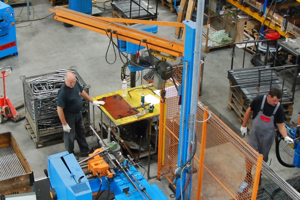 CNC Metallfertigung Produktionshalle mit CNC-Maschinen.