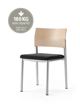 Metallstuhl mit schwarz gepolstertem Sitz und Holzrücken. 