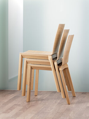 stapel van drie eikenhouten stoelen