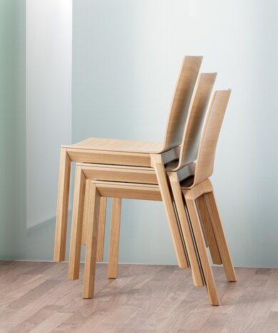 stapel van drie eikenhouten stoelen