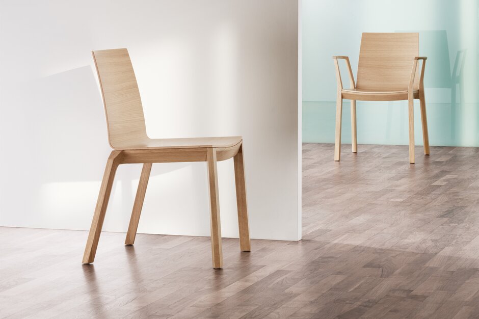 Chaises en bois teinté clair au design moderne, avec ou sans accoudoirs