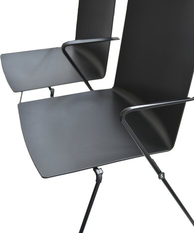 zwarte stoel met draadsledeonderstel voorzien van clips die rijnummer en stoelnummer aangeven