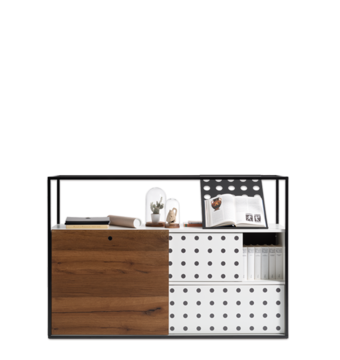 Schrank mit Lochblech, Holzfront und verschiedenen Accessoires. 