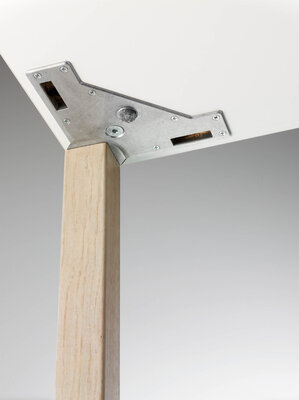 vue détaillée d'un système de fixation des pieds d'une table