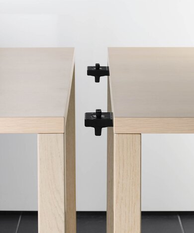 kunststof element voor het aan elkaar koppelen van twee tafels