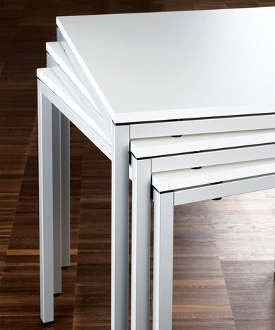stapel van 3 witte tafels 