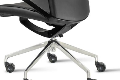 detailopname van een knop om de rugleuning van een bureaustoel in een vaste stand te zetten