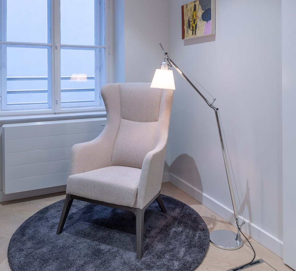 Beige wing chair on a gray carpet. | © Martin Zorn Photography