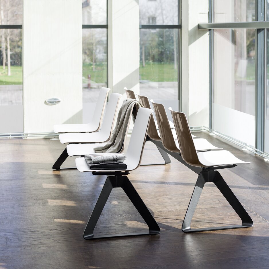 wachtkamer met twee wachtbanken