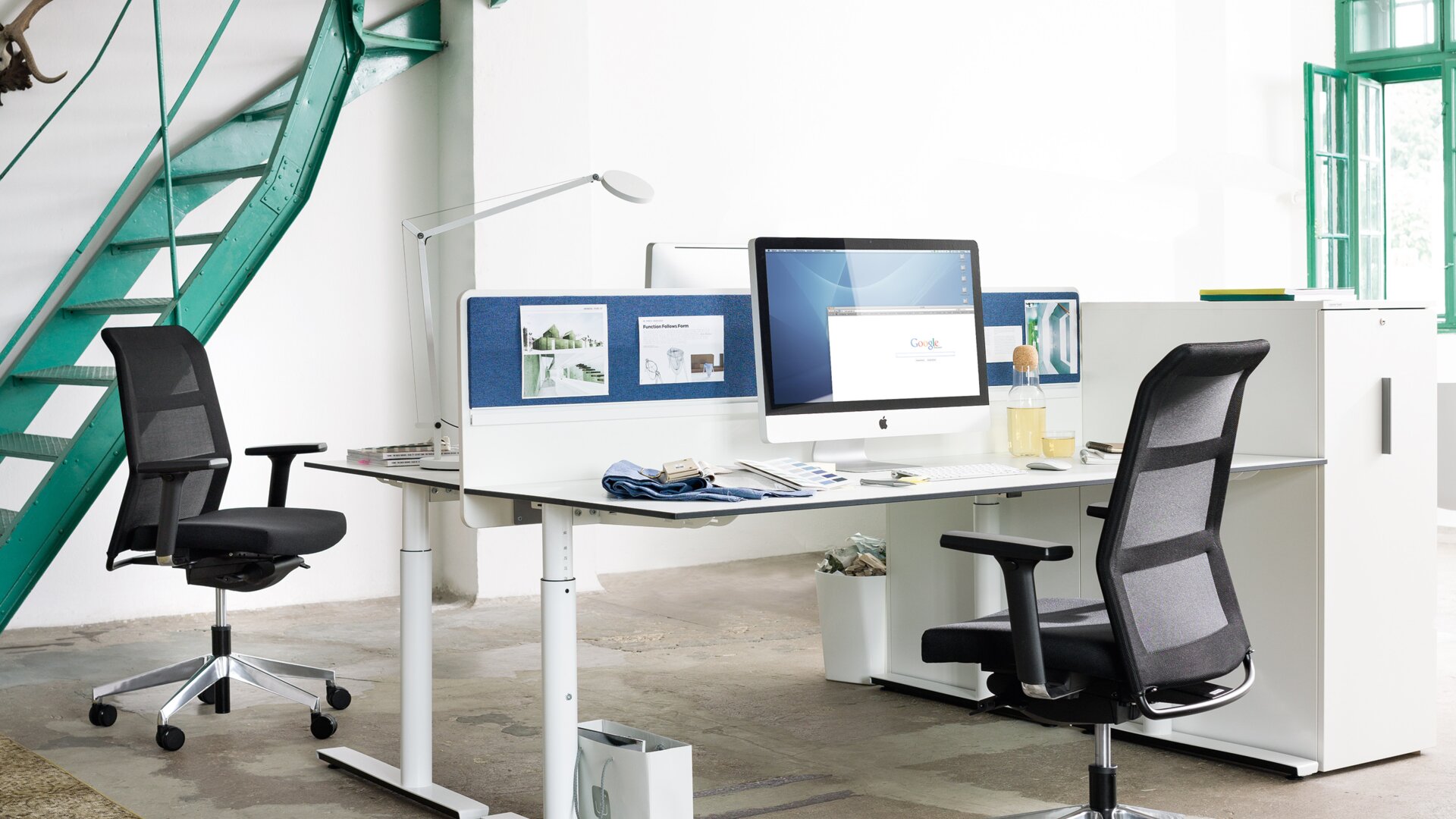 bureau moderne avec sièges tournants et bureaux