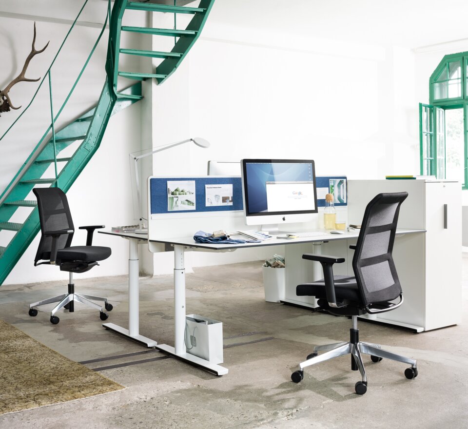 bureau moderne avec sièges tournants et bureaux
