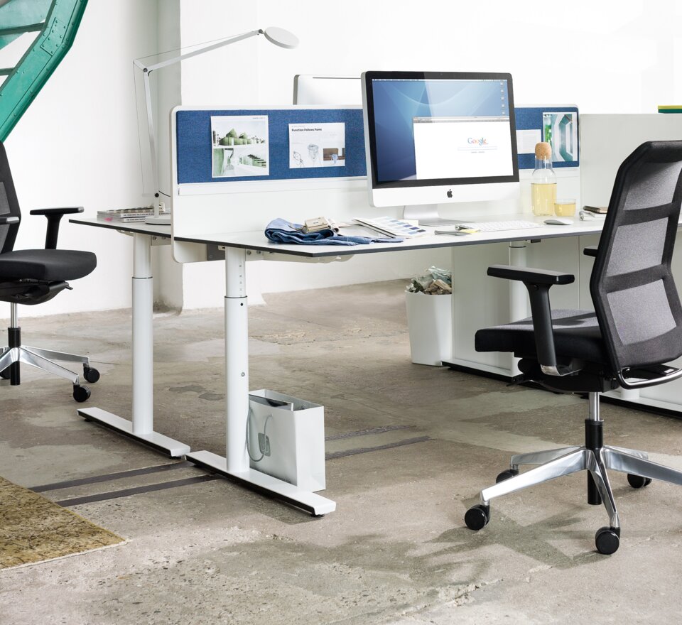 bureau moderne avec sièges tournants et bureaux