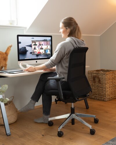 Home-Office mit Schreibtisch und Bürostuhl.