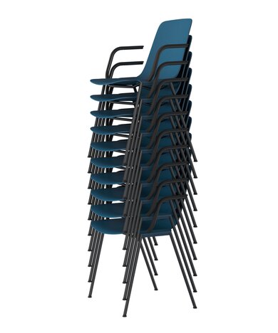 Stapel von blauen Stapelstühlen.