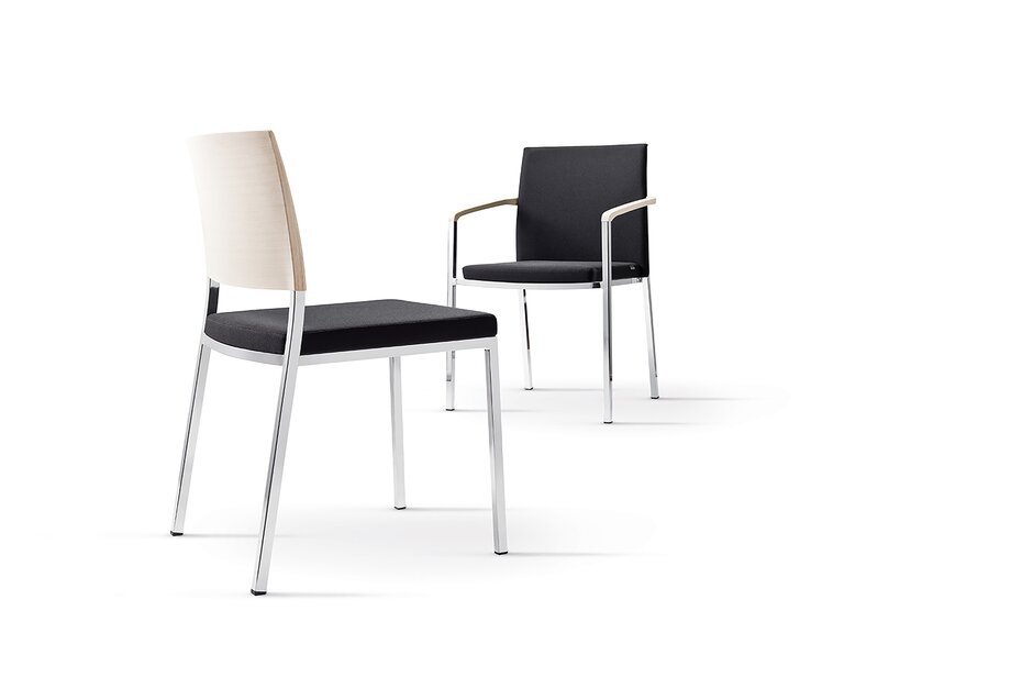 sign_2 siège empilable au premier plan une chaise avec assise blanc et au dernier plan une chaise noire avec accoudoirs